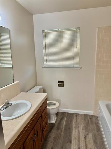 322 W Richert Avenue, Clovis, CA 93612