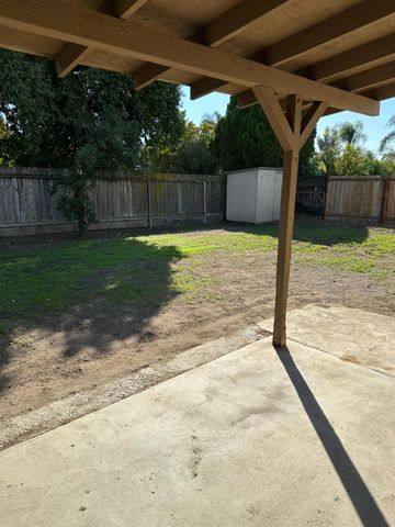 322 W Richert Avenue, Clovis, CA 93612