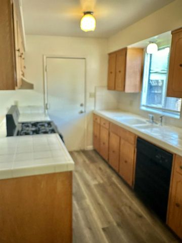 322 W Richert Avenue, Clovis, CA 93612