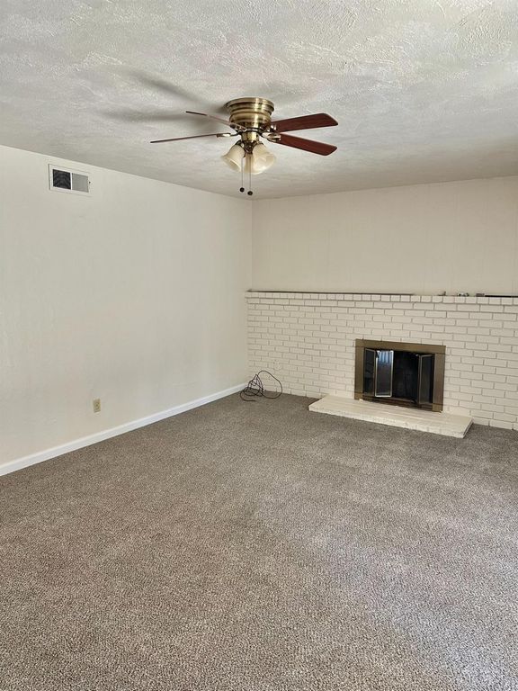 Image 12 of property listing at 322 W Richert Avenue, Clovis, CA 93612