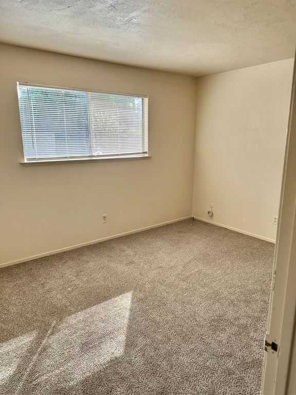 Image 15 of property listing at 322 W Richert Avenue, Clovis, CA 93612