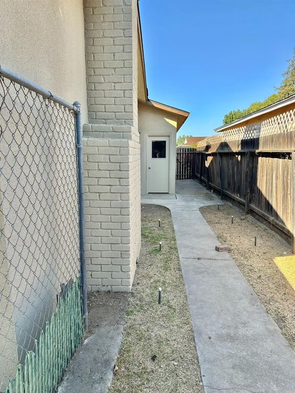 Image 21 of property listing at 322 W Richert Avenue, Clovis, CA 93612
