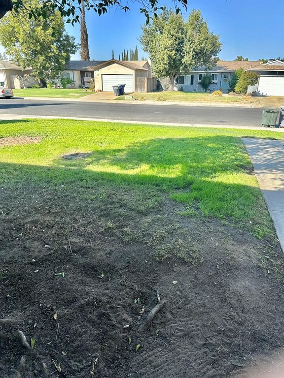Image 3 of property listing at 322 W Richert Avenue, Clovis, CA 93612