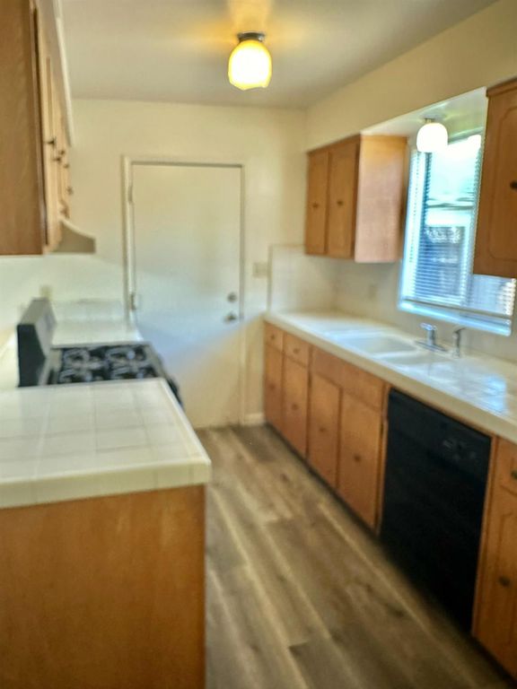 Image 7 of property listing at 322 W Richert Avenue, Clovis, CA 93612