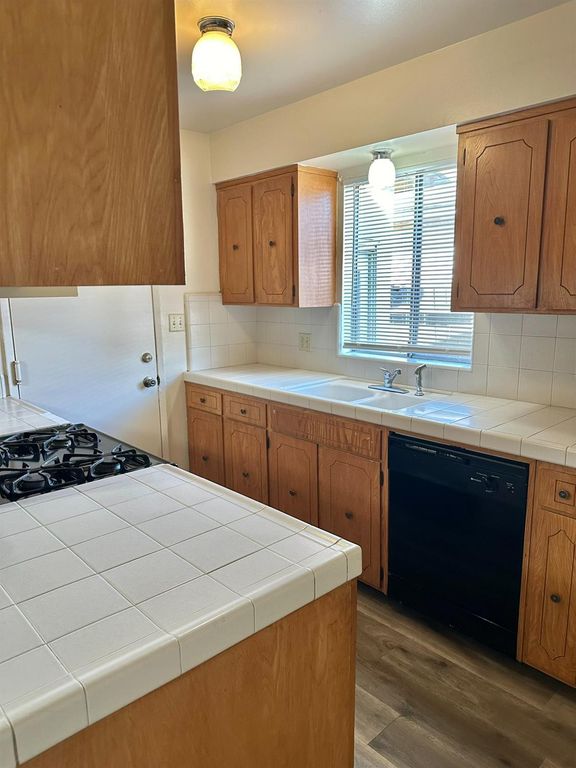 Image 8 of property listing at 322 W Richert Avenue, Clovis, CA 93612