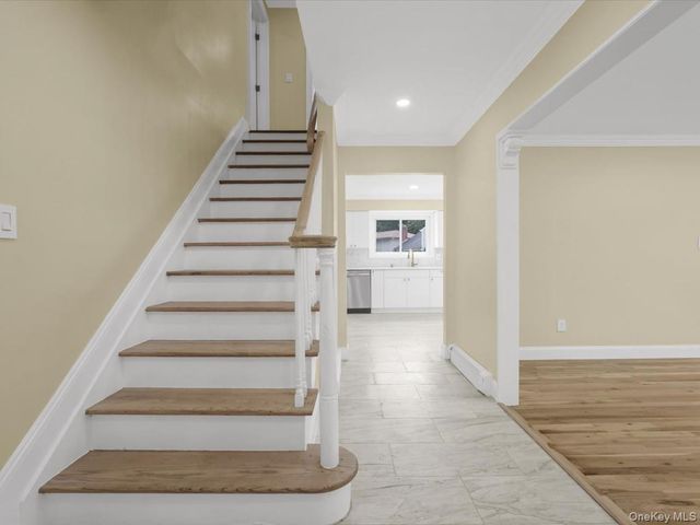 6 Shire Court, Greenlawn, NY 11740