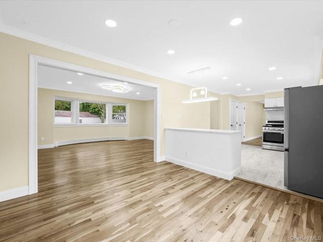 6 Shire Court, Greenlawn, NY 11740