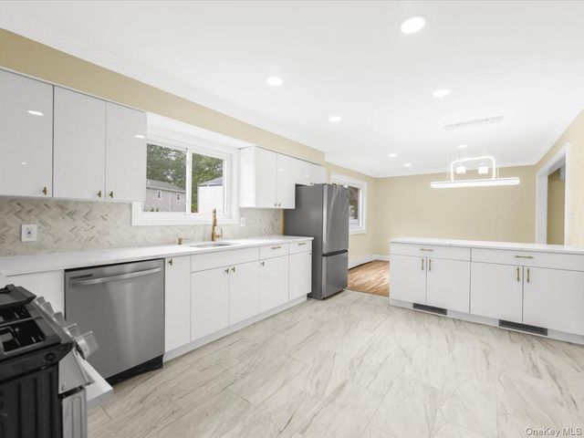 6 Shire Court, Greenlawn, NY 11740