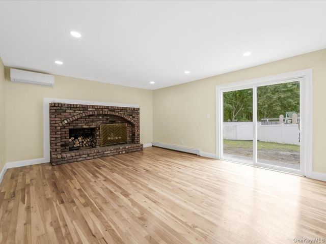 6 Shire Court, Greenlawn, NY 11740