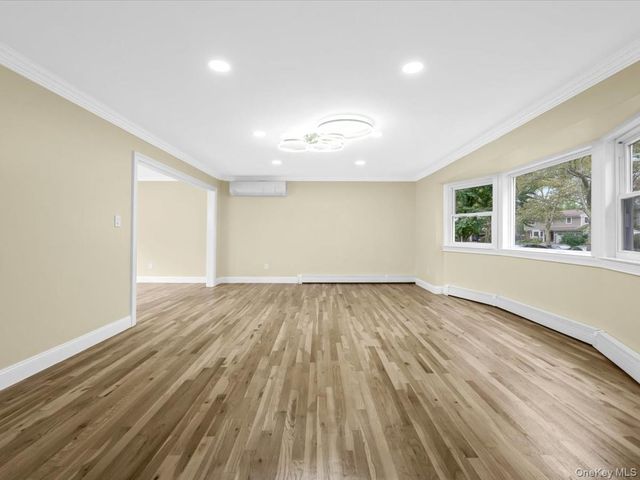 6 Shire Court, Greenlawn, NY 11740