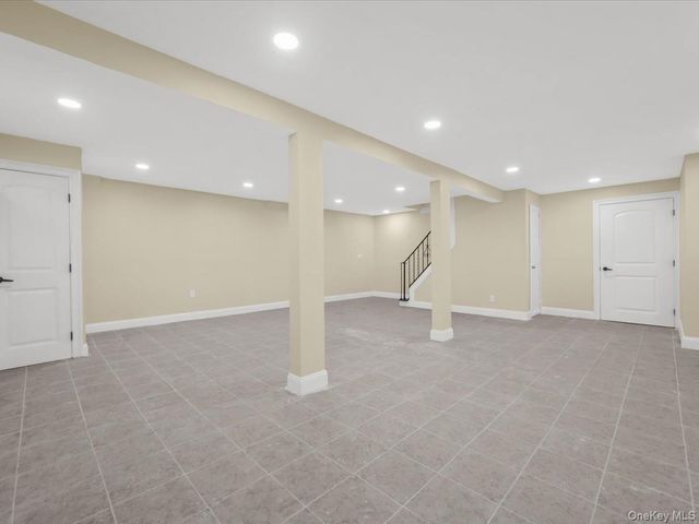 6 Shire Court, Greenlawn, NY 11740