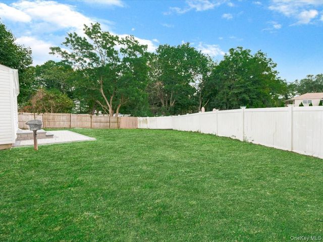 6 Shire Court, Greenlawn, NY 11740