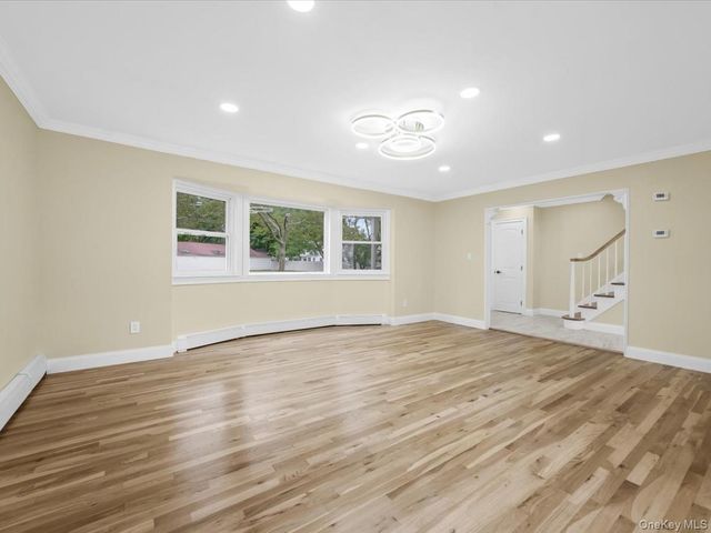 6 Shire Court, Greenlawn, NY 11740