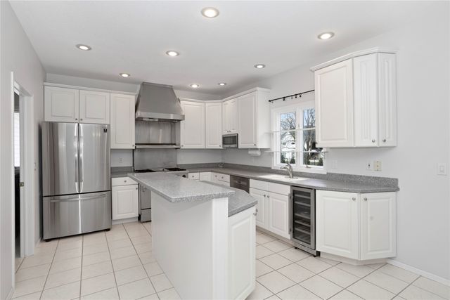 13931 Oak Brook Drive, Urbandale, IA 50323