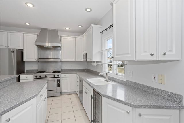 13931 Oak Brook Drive, Urbandale, IA 50323