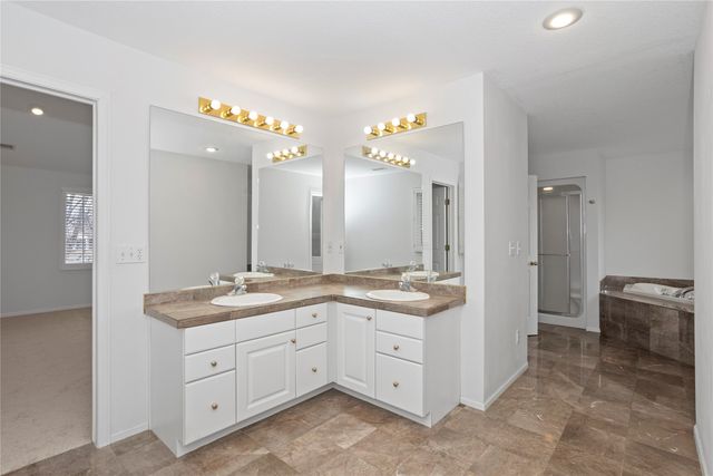 13931 Oak Brook Drive, Urbandale, IA 50323