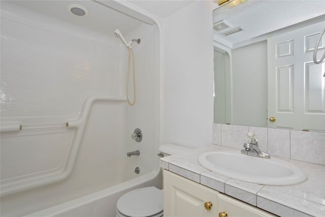 13931 Oak Brook Drive, Urbandale, IA 50323