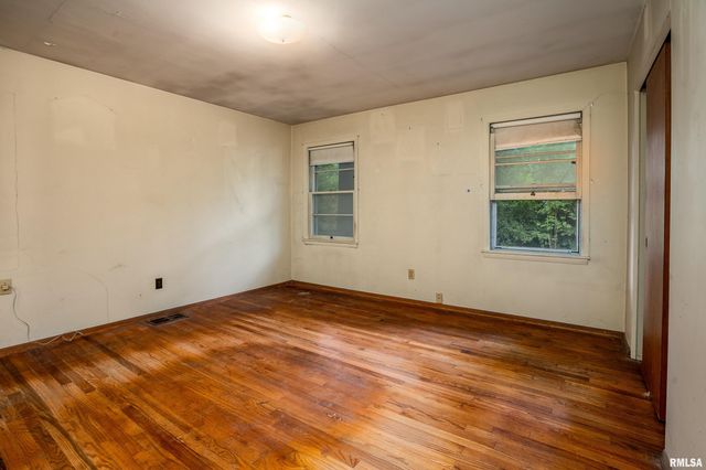 813 S SKYLINE Drive, Carbondale, IL 62901