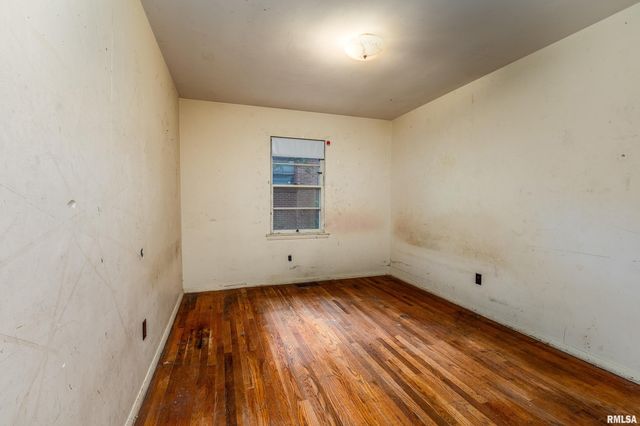 813 S SKYLINE Drive, Carbondale, IL 62901