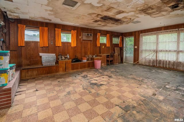 813 S SKYLINE Drive, Carbondale, IL 62901