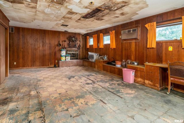 813 S SKYLINE Drive, Carbondale, IL 62901