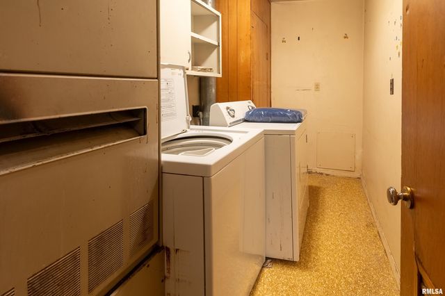 813 S SKYLINE Drive, Carbondale, IL 62901