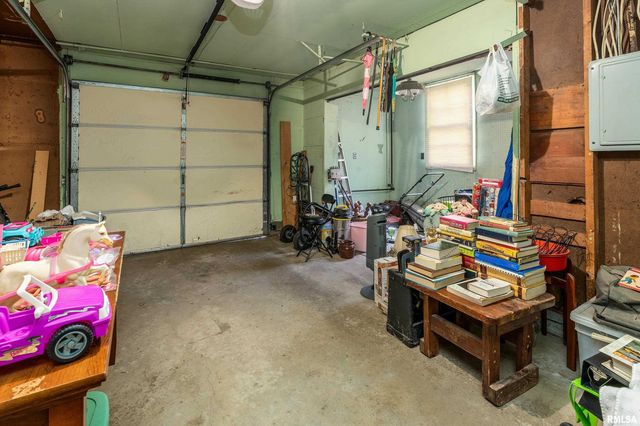 813 S SKYLINE Drive, Carbondale, IL 62901