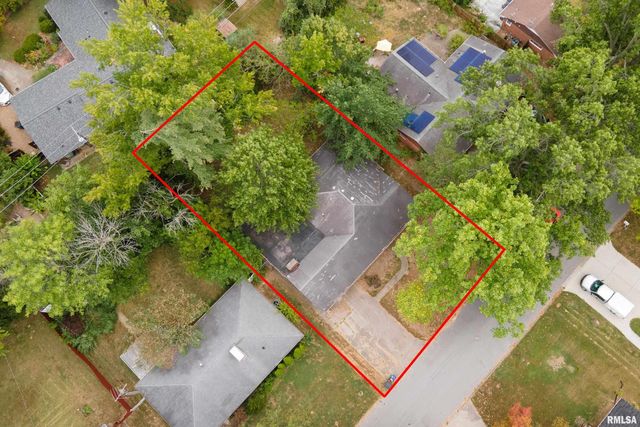 813 S SKYLINE Drive, Carbondale, IL 62901