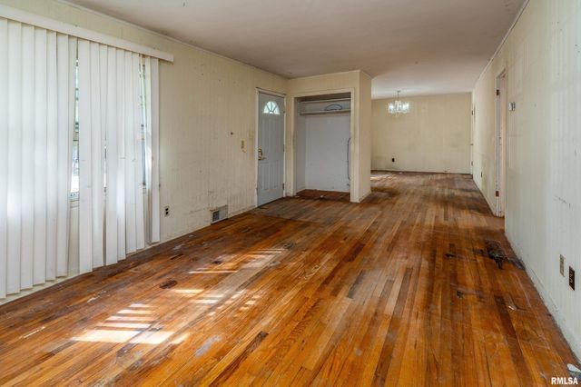 813 S SKYLINE Drive, Carbondale, IL 62901