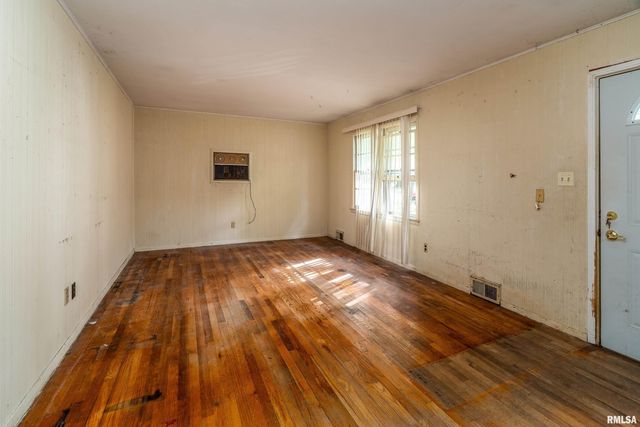 813 S SKYLINE Drive, Carbondale, IL 62901