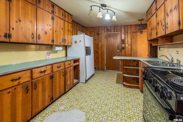 813 S SKYLINE Drive, Carbondale, IL 62901