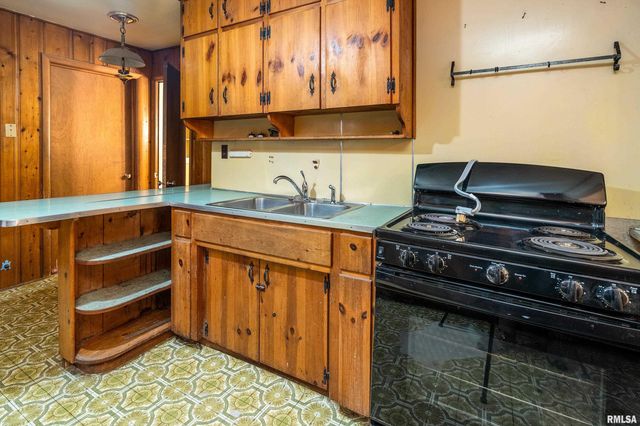 813 S SKYLINE Drive, Carbondale, IL 62901