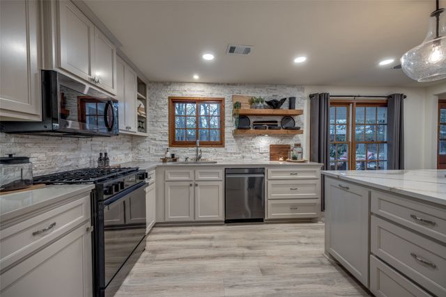 229 Colt Drive, Lake Kiowa, TX 76240