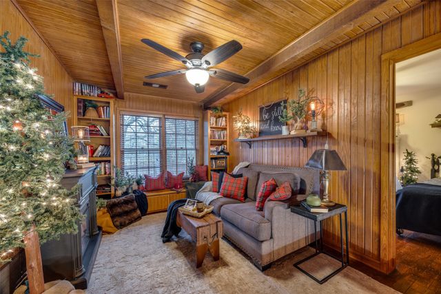 229 Colt Drive, Lake Kiowa, TX 76240