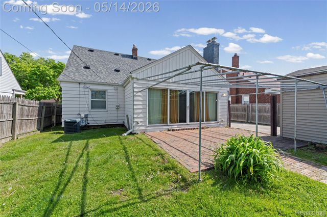 20704 Lancaster Street, Harper Woods, MI 48225