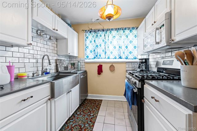 20704 Lancaster Street, Harper Woods, MI 48225