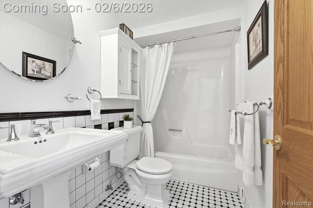 8842 Thorntree Drive, Grosse Ile, MI 48138