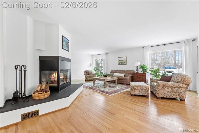 8842 Thorntree Drive, Grosse Ile, MI 48138