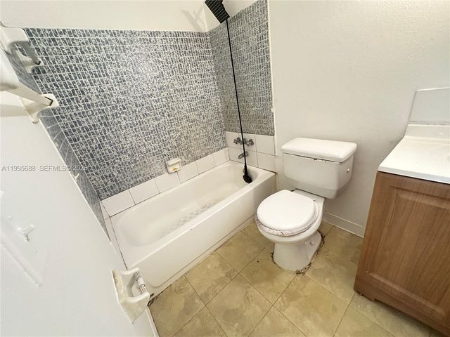 3600 NW 21st Street 309, Lauderdale Lakes, FL 33311