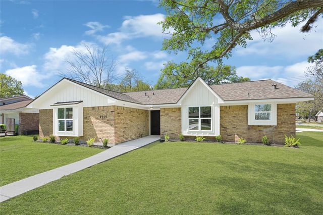 2100 Crestwood Drive, Richmond, TX 77469