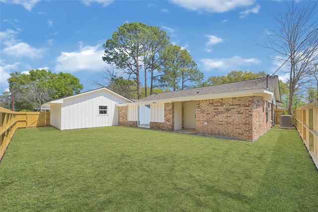 2100 Crestwood Drive, Richmond, TX 77469