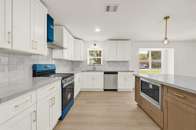 2100 Crestwood Drive, Richmond, TX 77469