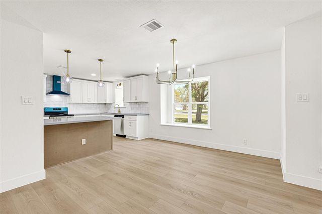 2100 Crestwood Drive, Richmond, TX 77469