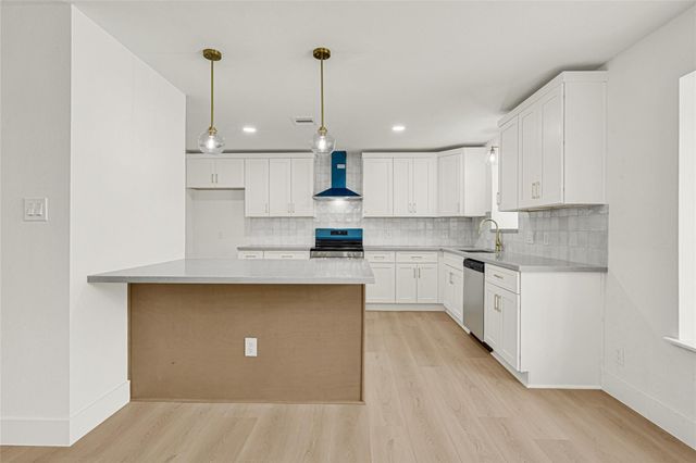 2100 Crestwood Drive, Richmond, TX 77469