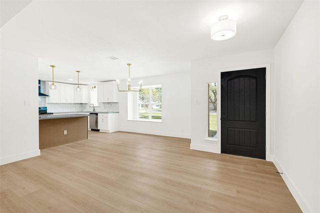 2100 Crestwood Drive, Richmond, TX 77469