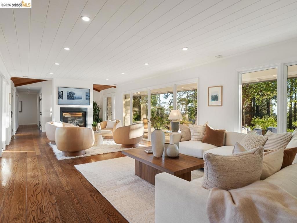 Image 12 of property listing at 12700 Skyline Blvd, Oakland, CA 94619