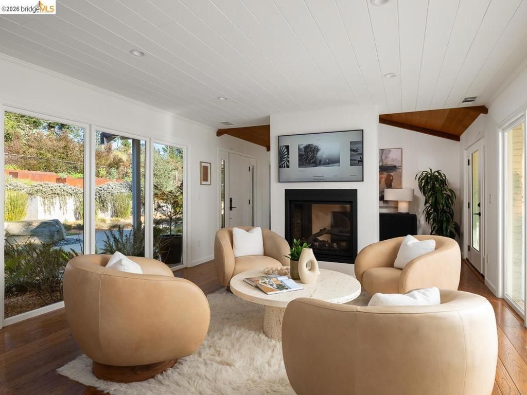 Image 13 of property listing at 12700 Skyline Blvd, Oakland, CA 94619