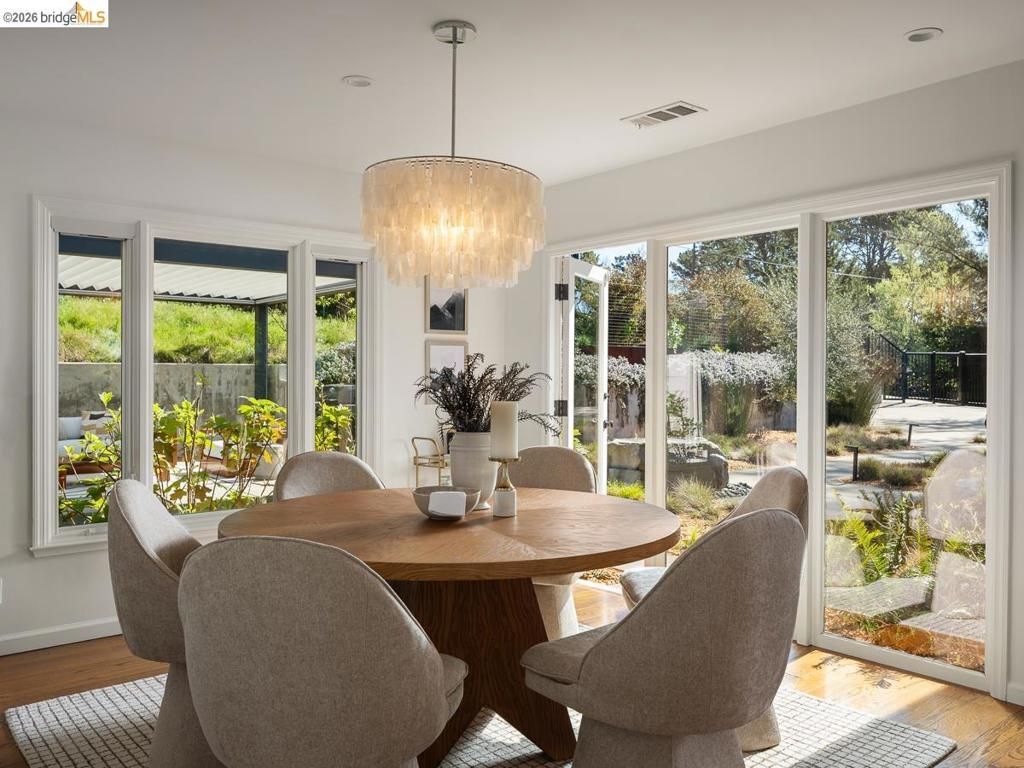 Image 17 of property listing at 12700 Skyline Blvd, Oakland, CA 94619