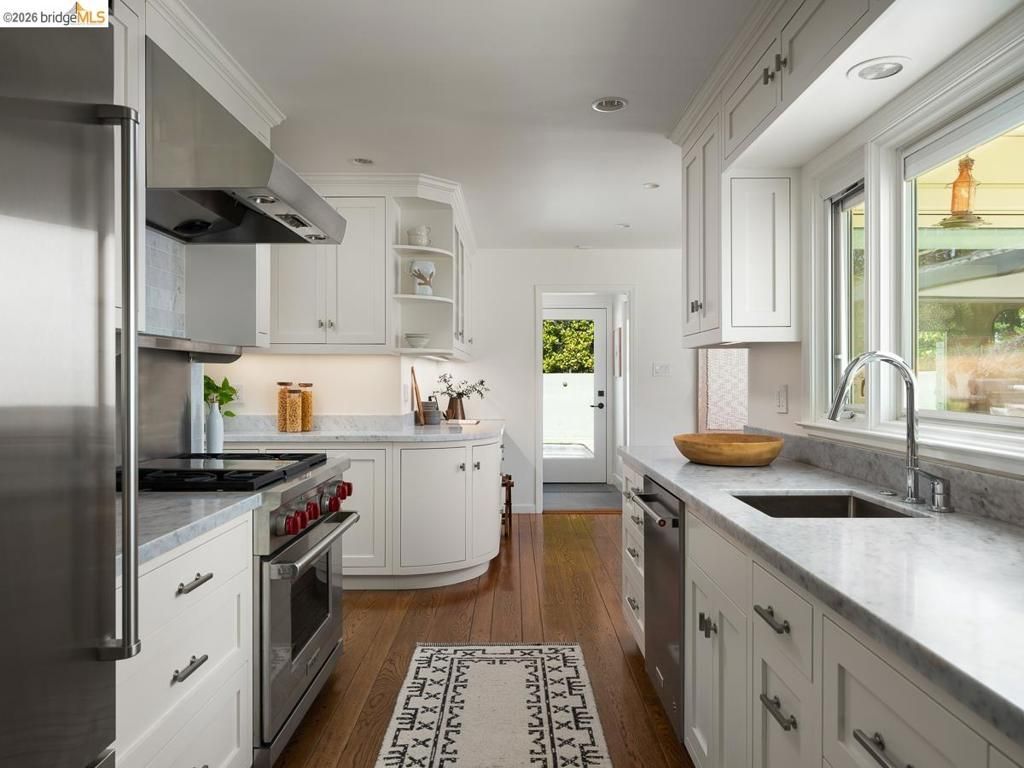 Image 18 of property listing at 12700 Skyline Blvd, Oakland, CA 94619