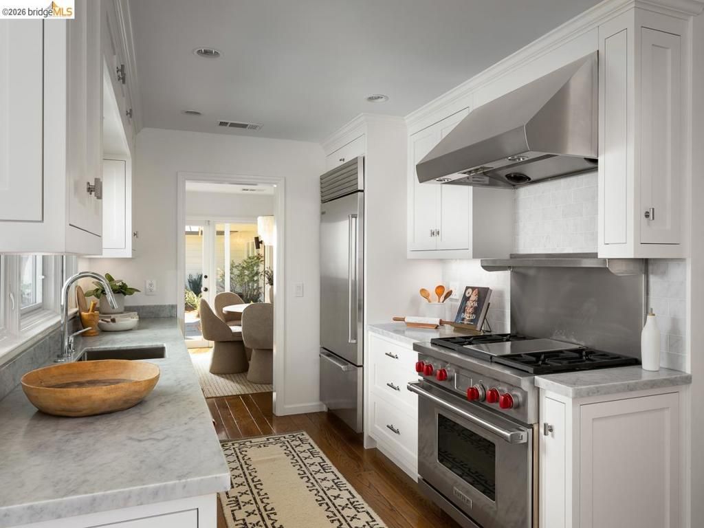 Image 19 of property listing at 12700 Skyline Blvd, Oakland, CA 94619